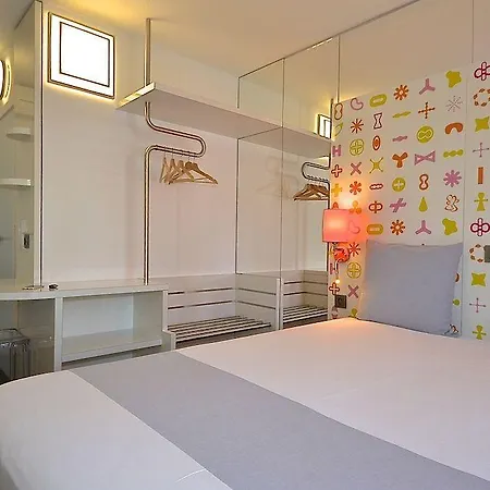 Akena La Louviere Hotel